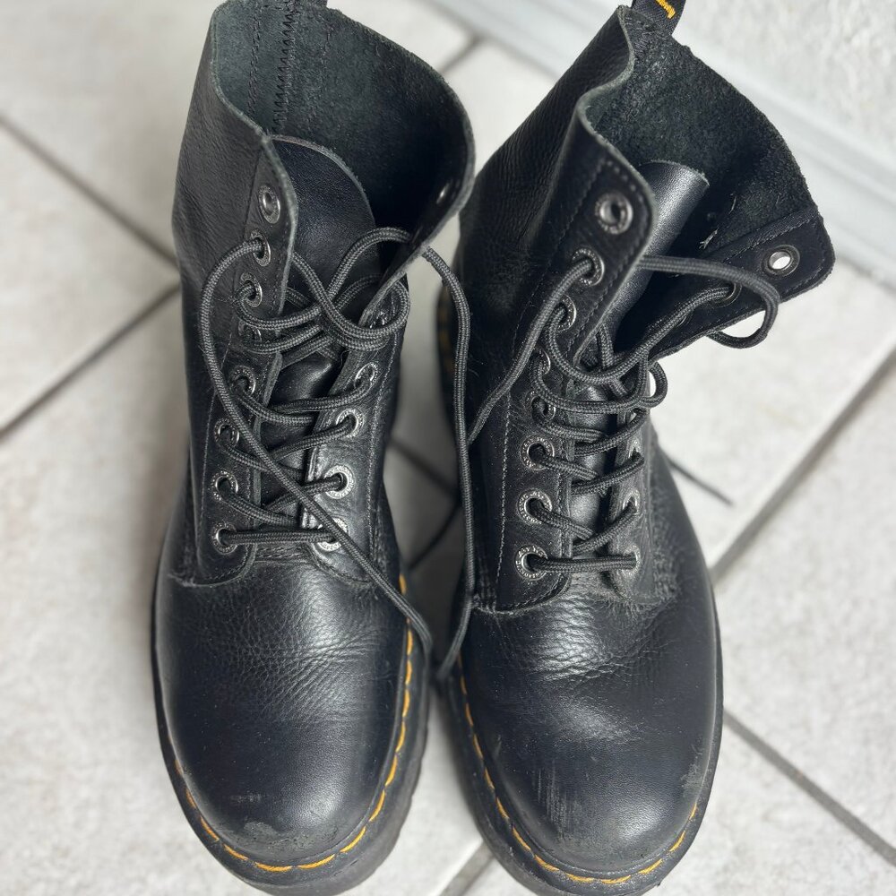 W Size 9 Platform Dr. Martens
